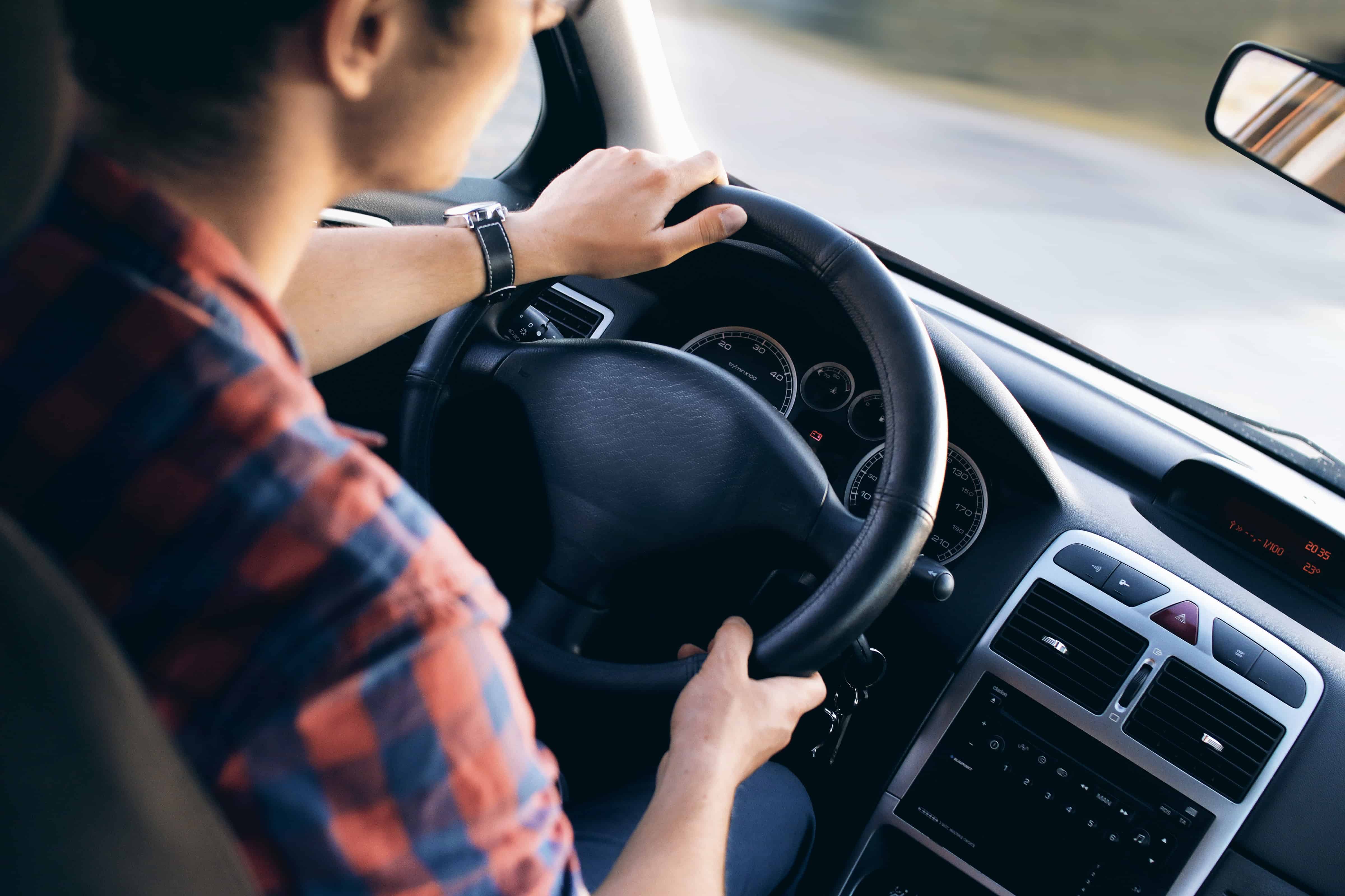 adult-automotive-blur-13861 Personne au volant
