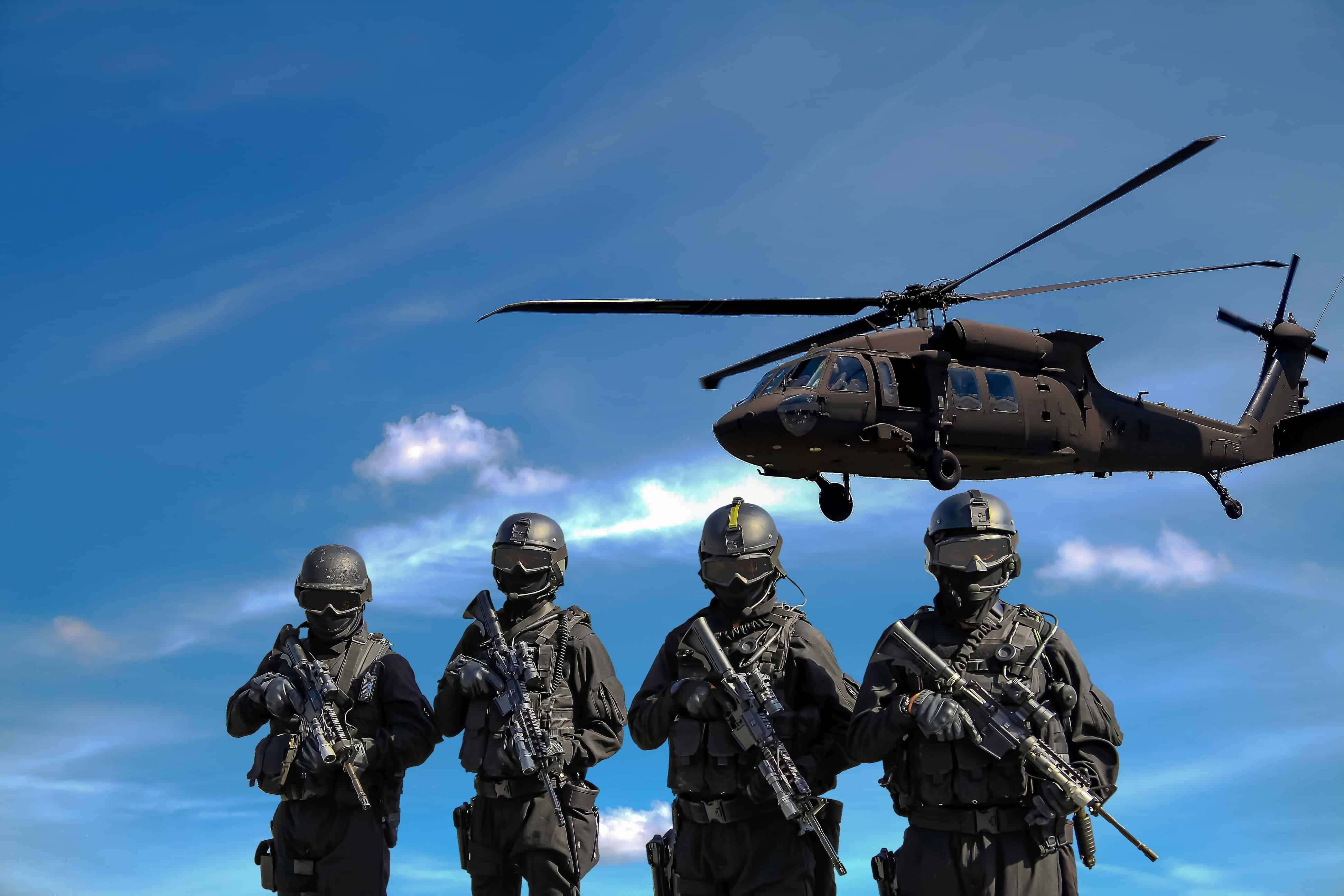 army-attack-commando-20258 Quatre soldats et un hélicoptère de combat