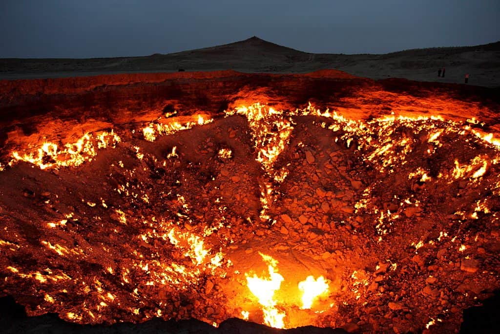 1024px-The_Door_to_Hell Par flydime — https://www.flickr.com/photos/flydime/4671890969/, CC BY-SA 2.0, https://commons.wikimedia.org/w/index.php?curid=11348412